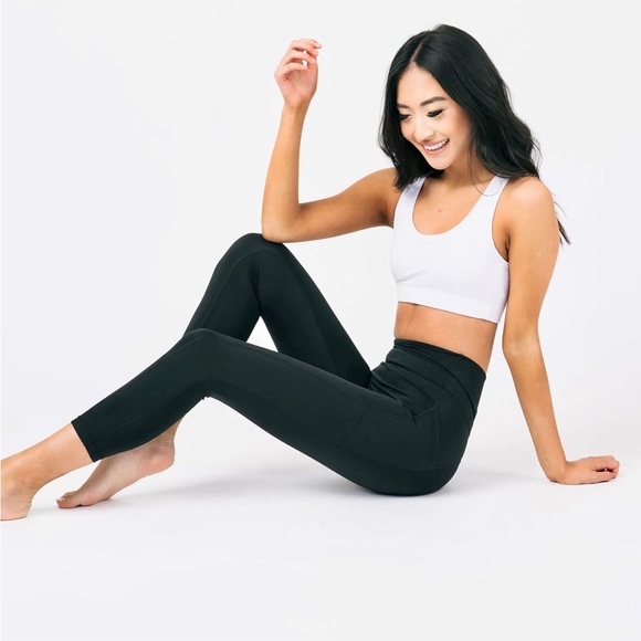 Zyia Black Pocket Brilliant Hi-rise Capri 20" - Picture 2 of 10